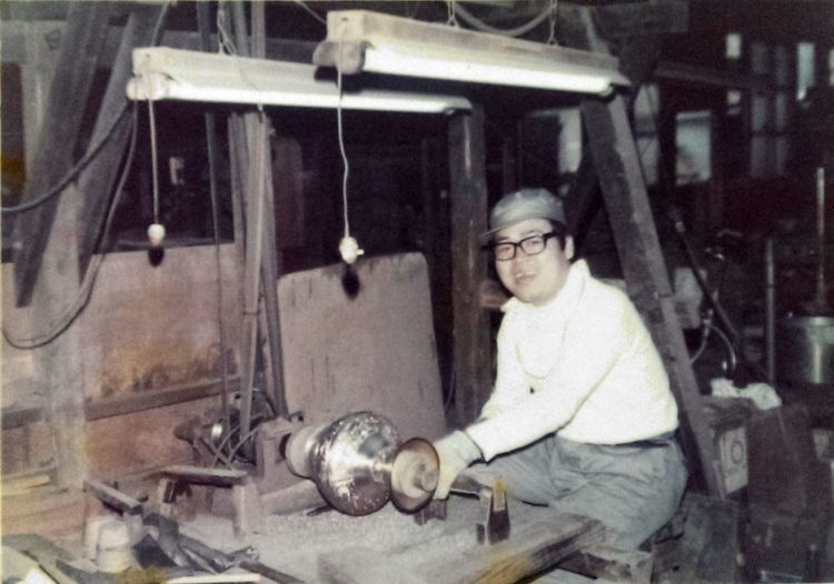 鋳物の仕上げを行う次男嘉夫