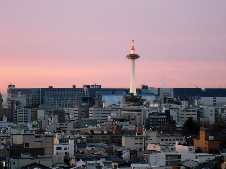 京都タワーは京都のランドマークです。最近は青色LEDでライトアップしています。後ろに見える壁のような建物が京都駅ビルです。