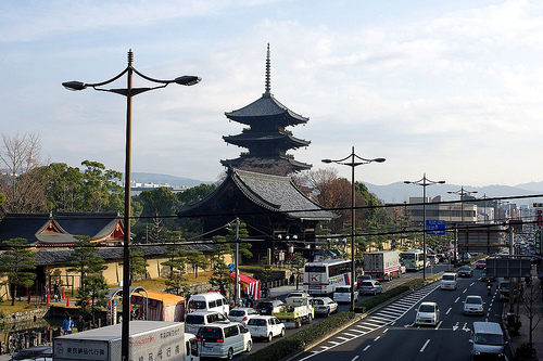 五重塔に近い九条大宮の交差点は国道1号線沿いということもあり非常に交通量が多いです。